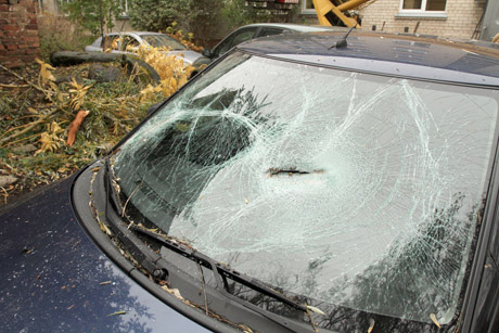 Apgadinti stovintys automobiliai Apgadinti stovintys automobiliai