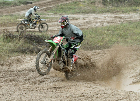 Motokrosininkai nardė purvo voniose Motokrosininkai nardė purvo voniose