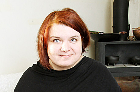Menininkė ir velia, ir krosnį konstruoja Menininkė ir velia, ir krosnį konstruoja