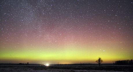 Kunigas stebi ir fotografuoja dangų Kunigas stebi ir fotografuoja dangų
