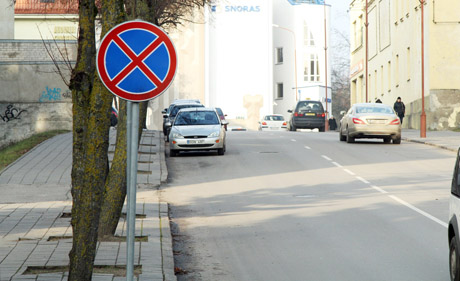 Draudžiamasis ženklas ir baudos negąsdina Draudžiamasis ženklas ir baudos negąsdina