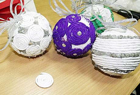 Kalėdų eglutei žaisliukų galima pasigaminti Kalėdų eglutei žaisliukų galima pasigaminti