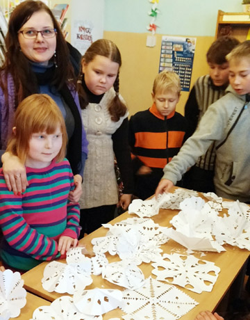 Seniūnė mokė karpyti snaiges Seniūnė mokė karpyti snaiges