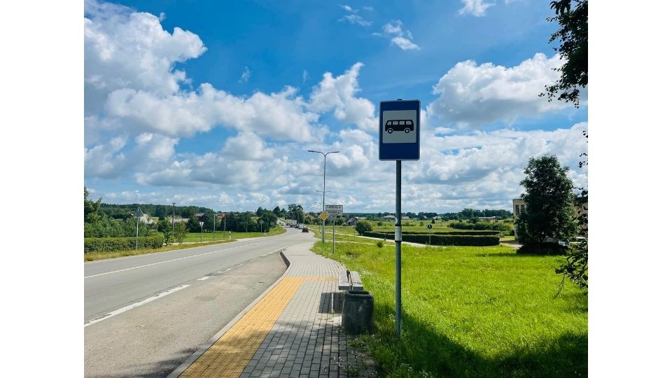 Varkališkiai skundžiasi sunkiai įveikiantys atstumą iki vienintelės jų kaime esančios stotelės