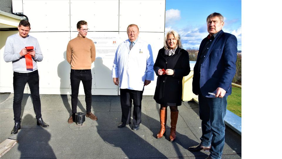 Akimirka iš saulės elektrinės, įrengtos ant ligoninės stogo, pristatymo 2019 metais. Kairėje – E. Bierontas, centre – A. Martusevičius