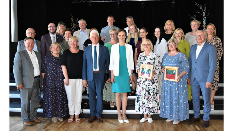 Prisiminimui – bendra svečių ir pedagogų nuotrauka