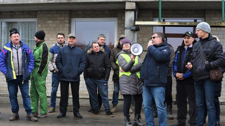 Žemdirbių traktoriai sudrebino ir Plungę - www.zemaiciolaikrastis.lt