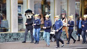 Vilkų ir zuikių akcija – autobuse