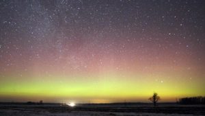 Kunigas stebi ir fotografuoja dangų